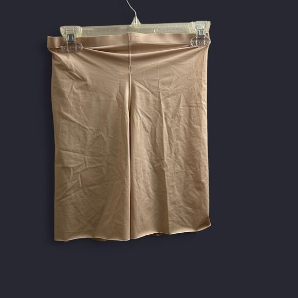 Spanx Women's Tan and Cream Shorts - Picture 2 of 3